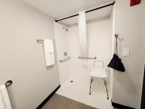 Days Hotel by Wyndham Peoria Glendale Area - main image