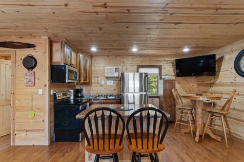 Mr Hills Mercantile Cabin with a hot tub in Kimball (TN)