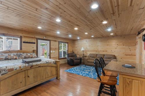 Mr Hills Mercantile Cabin with a hot tub in Kimball (TN)