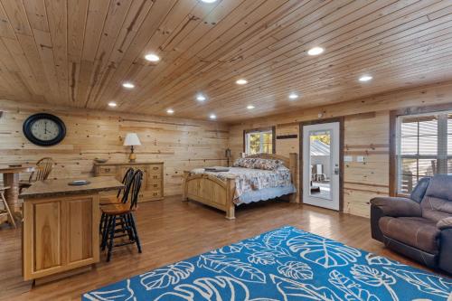 Mr Hills Mercantile Cabin with a hot tub in Kimball (TN)