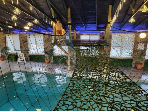 Mr Hills Mercantile Cabin with a hot tub in Kimball (TN)