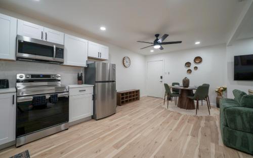 Cozy DT DFW Free Parking Pool Medical Dist in Oak Lawn