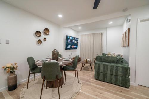 Cozy DT DFW Free Parking Pool Medical Dist in Oak Lawn