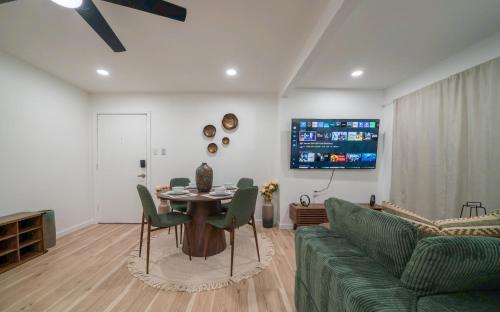 Cozy DT DFW Free Parking Pool Medical Dist in Oak Lawn