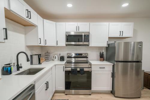 Cozy DT DFW Free Parking Pool Medical Dist in Oak Lawn