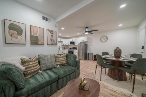 Cozy DT DFW Free Parking Pool Medical Dist in Oak Lawn