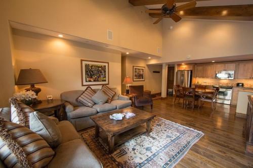 Condo with Onsite Pool & Hot Tub Free WiFi & Garage Parking - image 4