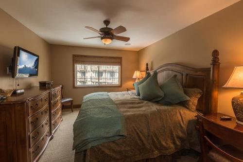 Condo with Onsite Pool & Hot Tub Free WiFi & Garage Parking - image 2