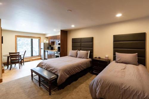 Spacious Condo with Outdoor Heated Pool and Hot Tubs in Vail, USA