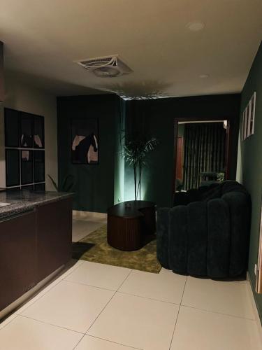 Grenvey Designer Apartment with Rooftop Pool & Self Check In - image 10