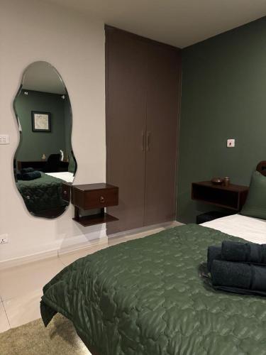 Grenvey Designer Apartment with Rooftop Pool & Self Check In - image 14