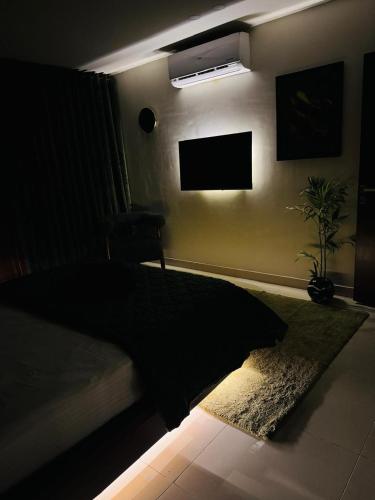 Grenvey Designer Apartment with Rooftop Pool & Self Check In - image 11