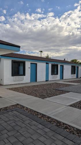 Casa Blanca Inn and Suites