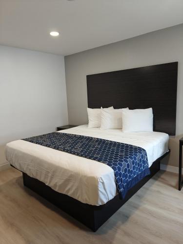 Casa Blanca Inn and Suites