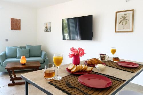 Charming beachfront studio in อาเนา