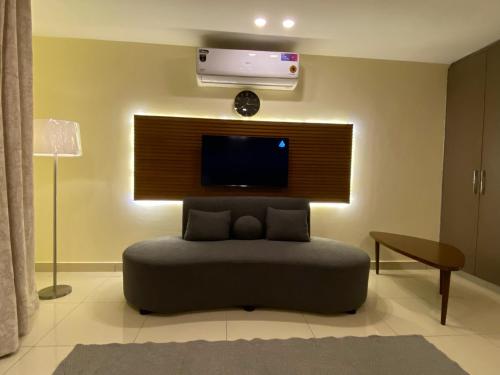 Skyluxe Designer Studio with rooftop Pool & Self Check In - image 12