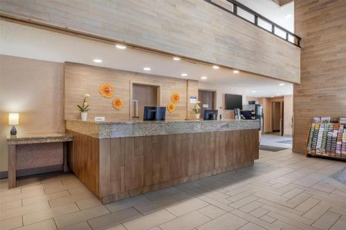 Best Western Plus Oak Harbor Hotel & Conference Center - 로비
