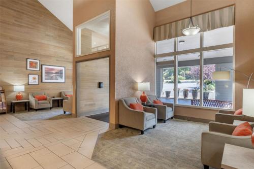 Best Western Plus Oak Harbor Hotel & Conference Center - 로비