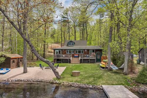 Lakefront | Foliage | Family | Peaceful