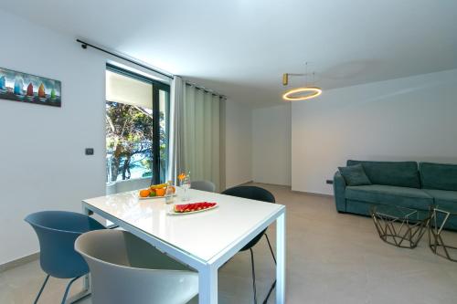 Family friendly seaside apartments Brela Makarska - 6007 - image 2