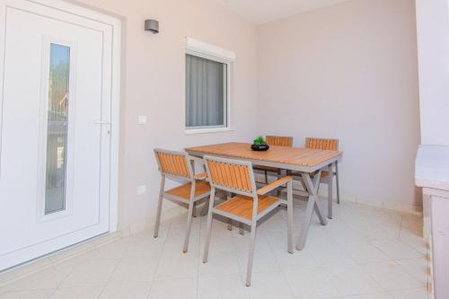 Apartments with parking space Vir - 24843 - image 3