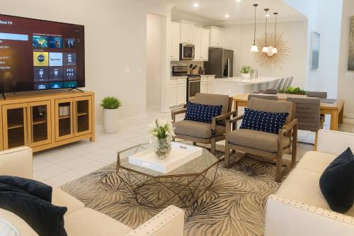 Spacious 6BR/5BA w/Private Pool in Solterra Resort in Davenport, USA