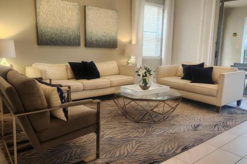 Spacious 6BR/5BA w/Private Pool in Solterra Resort in Davenport, USA