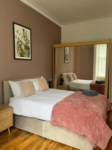 3BR Apt Near Ibrox Subway Sleeps 7 and Parking near House for an Art Lover