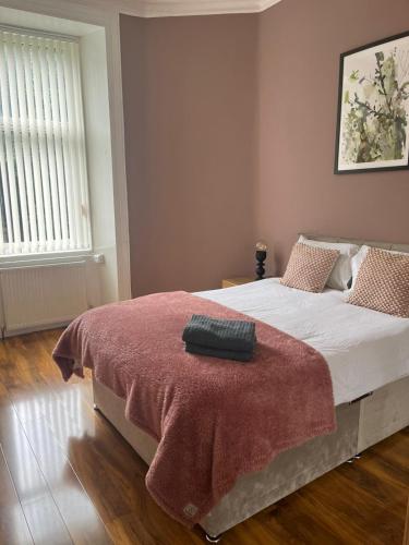 3BR Apt Near Ibrox Subway Sleeps 7 and Parking near House for an Art Lover