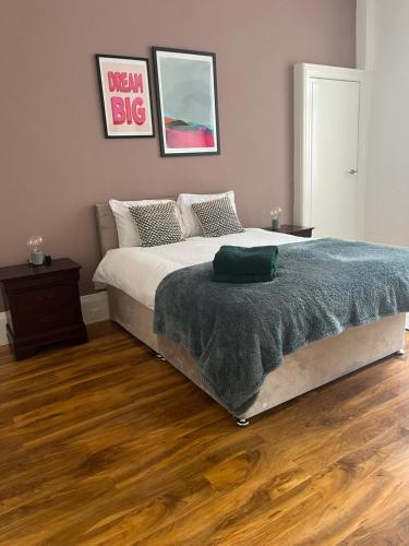 3BR Apt Near Ibrox Subway Sleeps 7 and Parking, Glasgow (Foto 9)