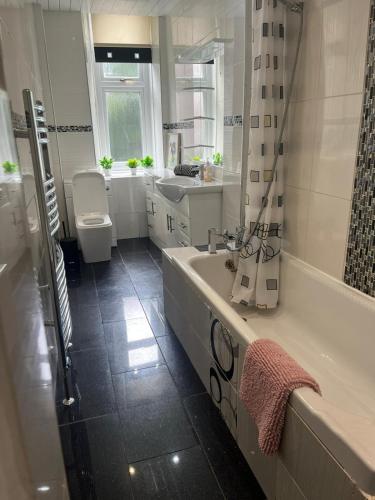 3BR Apt Near Ibrox Subway Sleeps 7 and Parking, Glasgow (Foto 10)