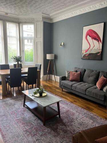 3BR Apt Near Ibrox Subway Sleeps 7 and Parking near House for an Art Lover