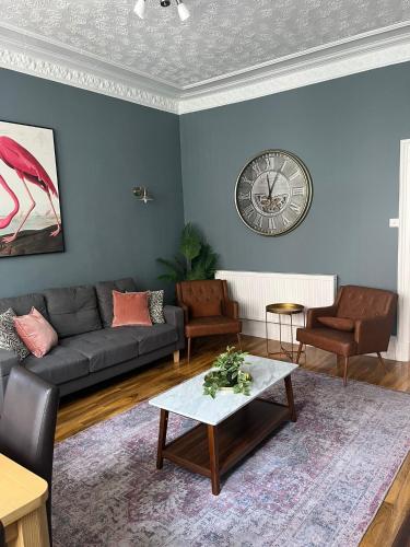 3BR Apt Near Ibrox Subway Sleeps 7 and Parking, Glasgow