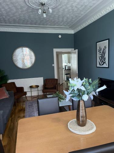 3BR Apt Near Ibrox Subway Sleeps 7 and Parking near House for an Art Lover