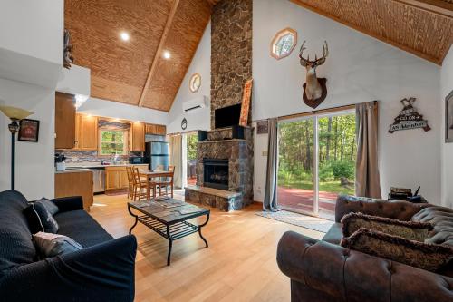 Remote Cabin WV Retreat-Escape from the Norm in Mathias, USA