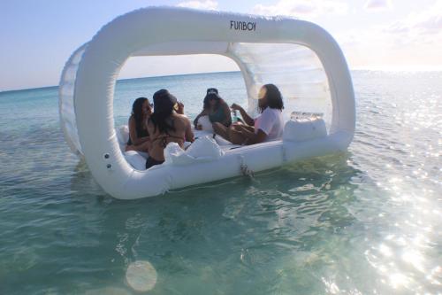 Ocean cabana inflatable 90 minutes rental in Beauport (QC)