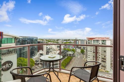 Central CBD Apt, Balcony & Parking by Zodiak Stays, Auckland