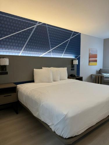 Days Inn & Suites by Wyndham Harvey / Chicago Southland - image 30