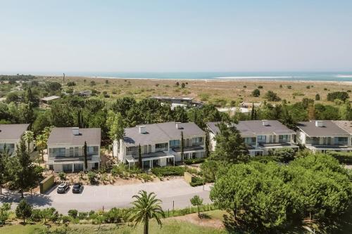 Thirteen By The Sea, Troia