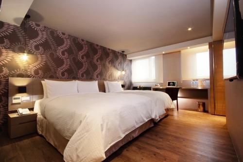 1 double bed, 1 twin bed