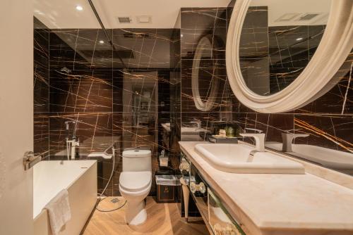 room detail thumbnail 2