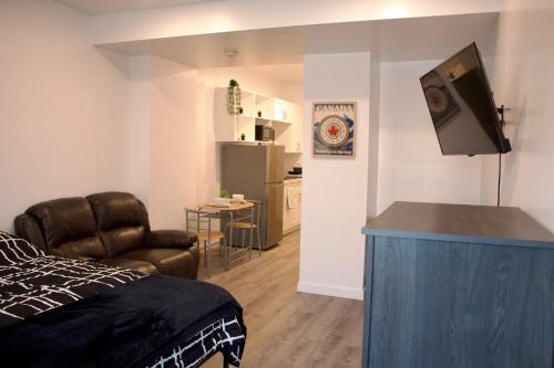 . Cozy Bachelor Suite with Kitchenette - Near Downtown