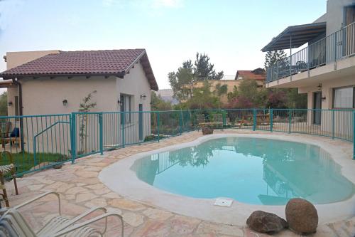 מתחם "חוויה של שקט"- עם בריכה משותפת קרוב לכנרת in Livnim