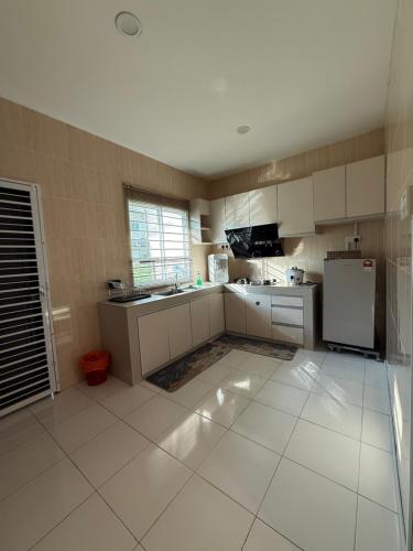 Kitchen, Alamanda Homestay Kuching by Mimpi B&B in Petra Jaya