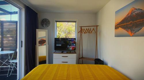 Cozy Tiny House Near The Beach in Moturoa