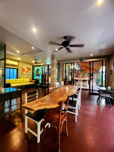 Restaurant, Cocoville Phuket Resort in Chalong