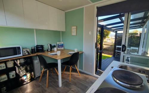 Cozy Tiny House Near The Beach in Moturoa