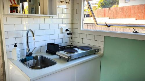 Kitchen, Cozy Tiny House Near The Beach in Moturoa