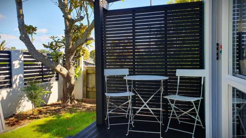 Balcony/terrace, Cozy Tiny House Near The Beach in Moturoa