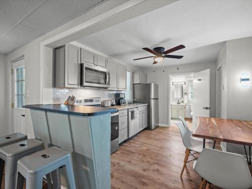 Bloomfield, Pittsburgh Bright and Spacious TWO Bedroom Apt with Free Parking in Pittsburgh, USA